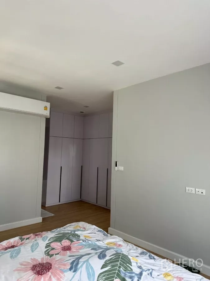 Detached House for rent in Bang Phli, Samut Prakan - Master suite view toward built-in wardrobes and dressing area.