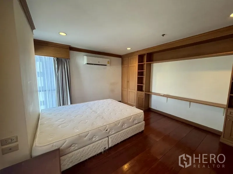 คอนโด ให้เช่าในWatthana, Bangkok - มุมตรงข้ามในห้องนอนใหญ่ ตู้เสื้อผ้าและชั้นวางบิวท์อิน