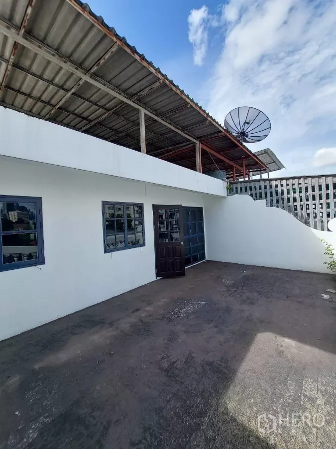 สำนักงานที่บ้าน ให้เช่าในYan Nawa, Bangkok - ดาดฟ้าพร้อมหลังคาบางส่วนและจานดาวเทียม