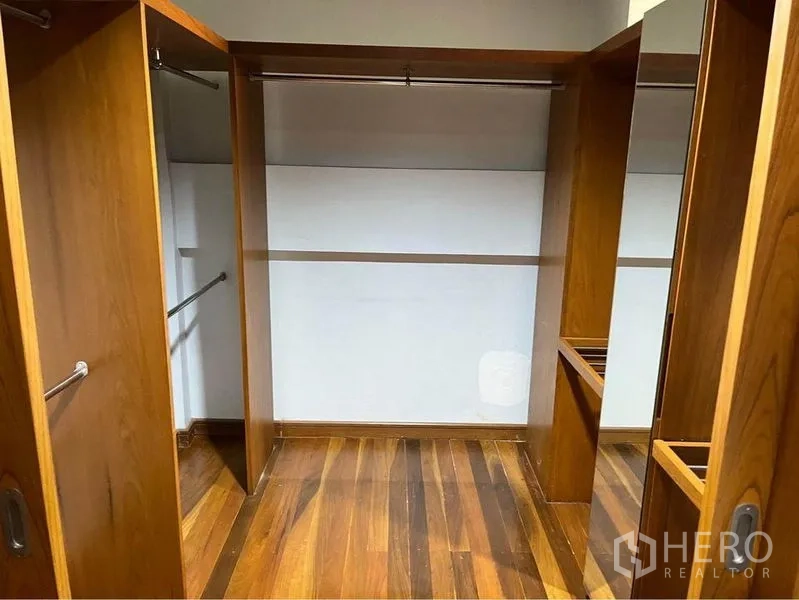 ทาวน์เฮาส์ ขายในPhra Khanong, Bangkok - วอล์กอินคลอเซ็ตขนาดใหญ่ ตู้เสื้อผ้าไม้แบบเปิดและกระจก