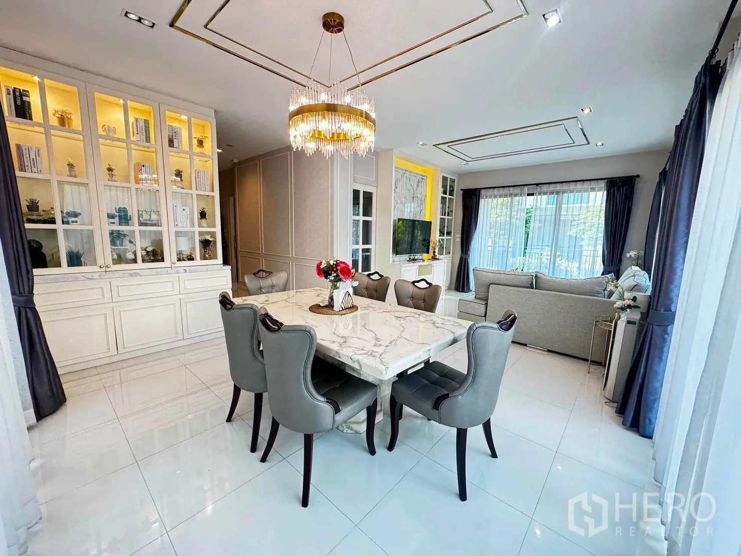独栋房屋 for rent in Saphan Sung, Bangkok - 餐区设大理石餐桌、六把餐椅、水晶吊灯与灯带展示柜。