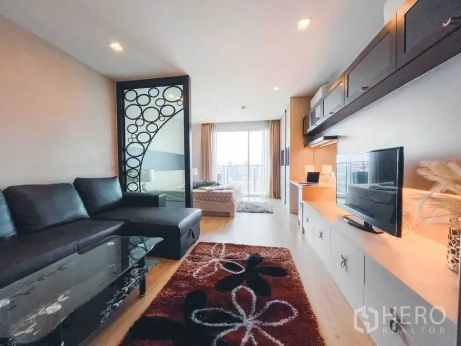 公寓 出租在Watthana, Bangkok - 从客厅到卧室的开阔视角，特色隔断与阳台引入充足自然光。