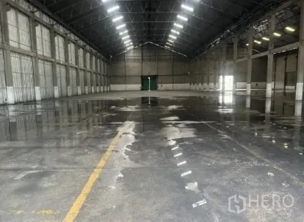 货栈 出租在Mueang Pathum Thani, Pathum Thani - 宽阔库区，反光混凝土地面，中央出入口与顶灯照明。