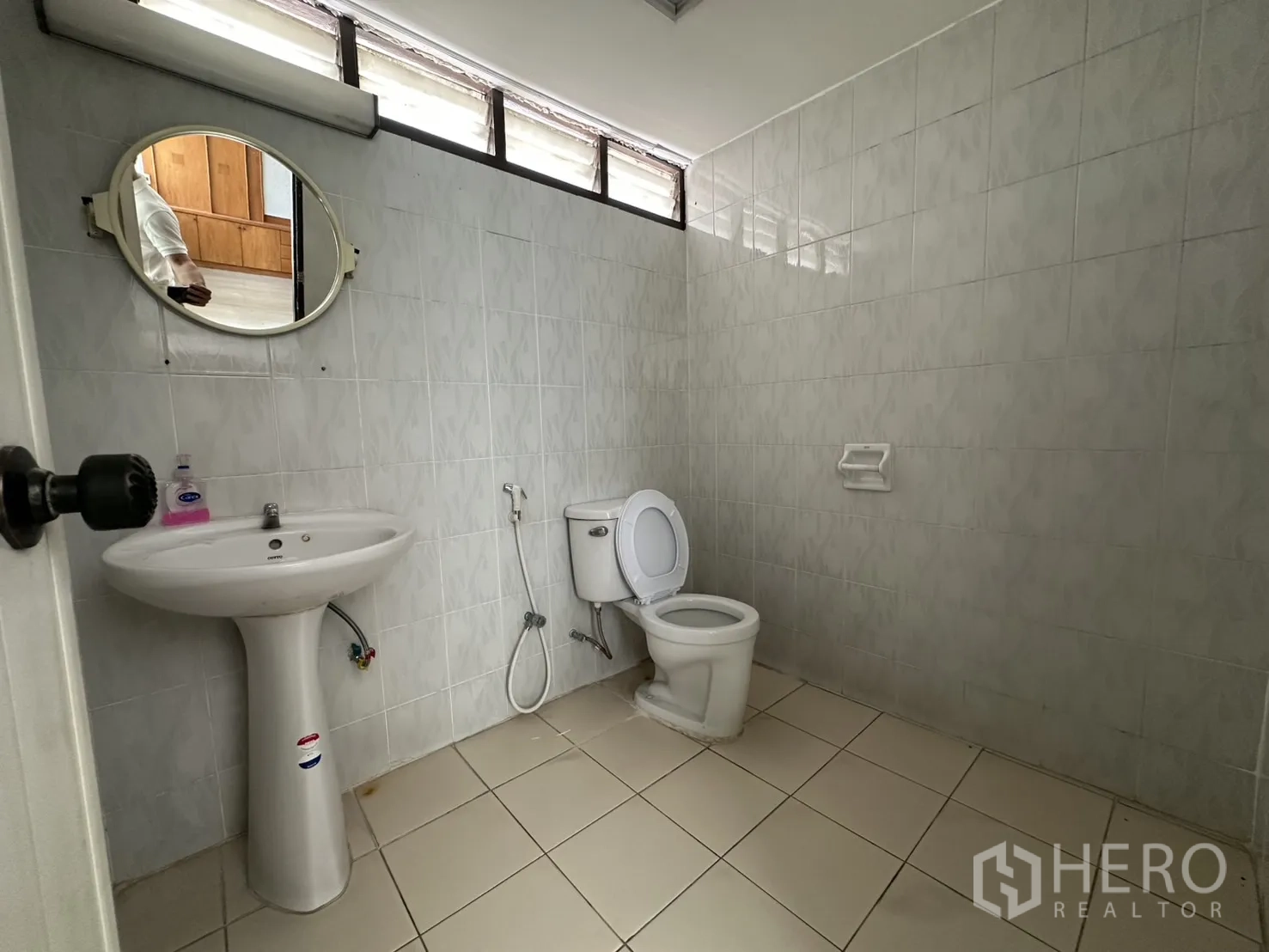 零售空间 出租在Watthana, Bangkok - 瓷砖浴室，立柱盆、坐便器与墙面砖。