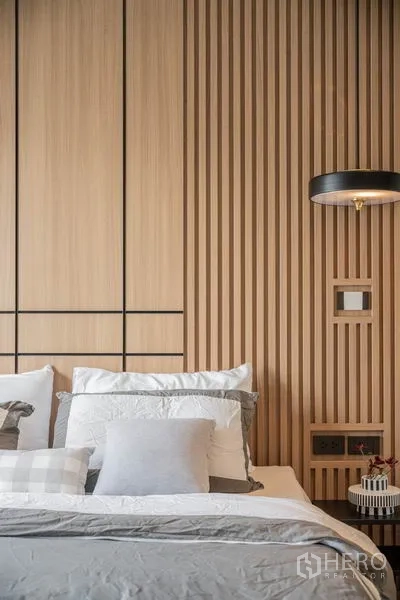 คอนโด ให้เช่าหรือขายในWatthana, Bangkok - ดีเทลหัวเตียงผนังไม้เซาะร่อง โคมไฟข้างเตียง และหมอนหลายใบ