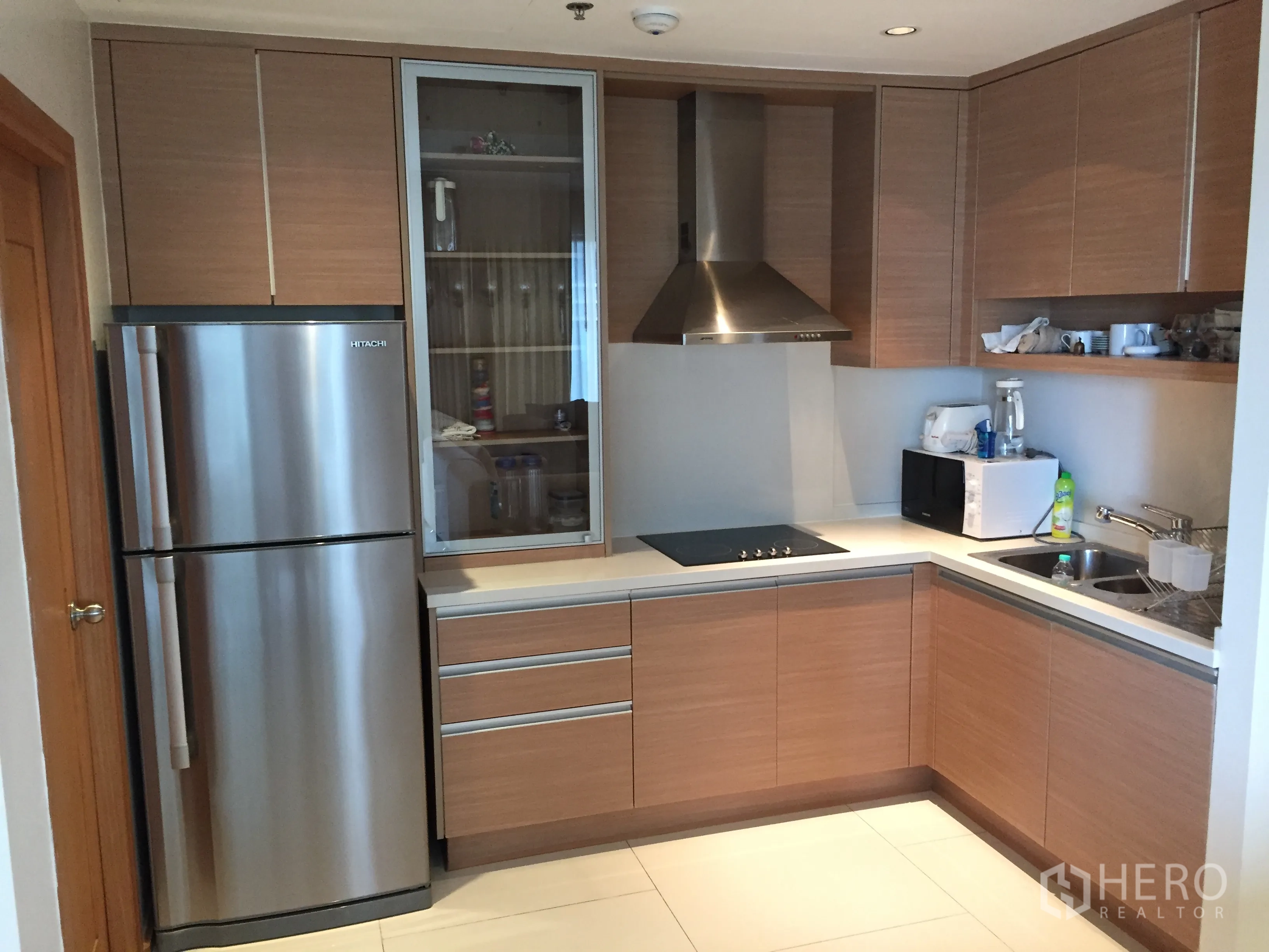 คอนโด ให้เช่าในKhlong Toei, Bangkok - ครัวรูปตัวแอลทันสมัย พร้อมตู้เย็นสแตนเลส เตาไฟฟ้า เครื่องดูดควัน และตู้เก็บของมากมาย