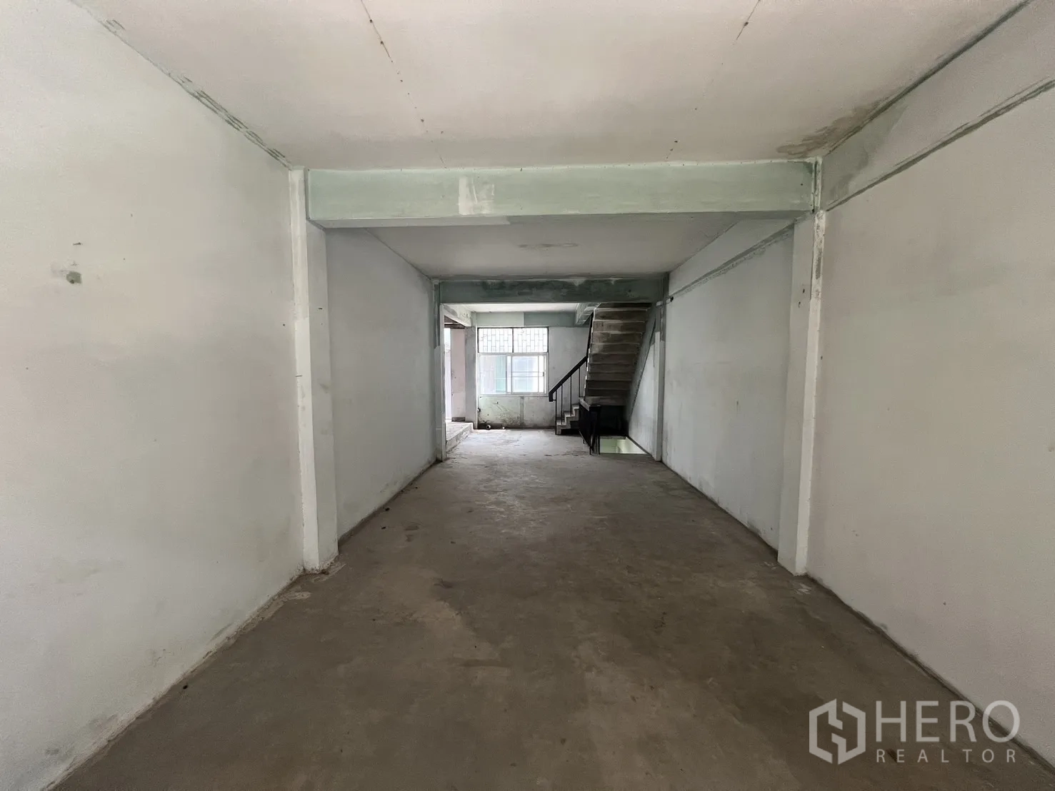 店屋 for rent in Bang Rak, Bangkok - 开放区域，部分墙体与大窗洞。