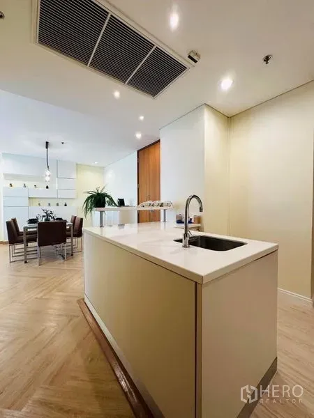 公寓 出租在Bang Rak, Bangkok - 开放式厨房带中岛水槽，连接餐区与壁柜。