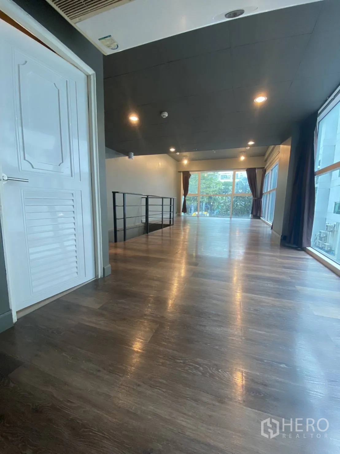 零售空间 出租在Huai Khwang, Bangkok - 明亮的夹层展厅，落地玻璃与开放式布局。