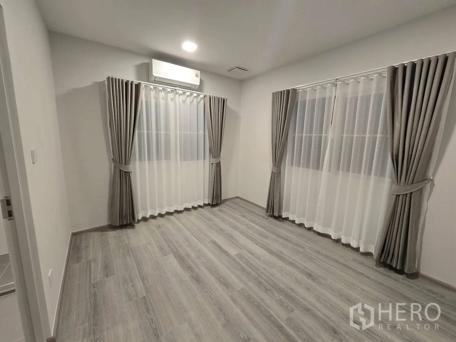 独栋房屋 for rent in Bang Phli, Samut Prakan - 卧室铺木地板，配空调与双层窗帘。