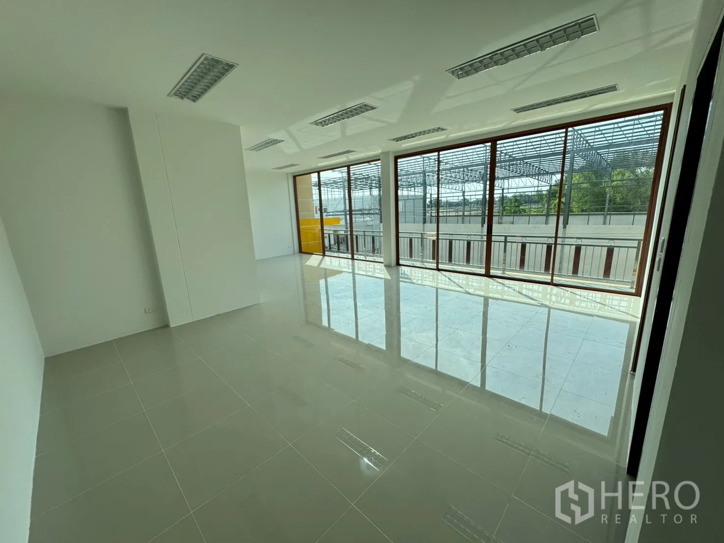 工厂 for sale in Mueang Samut Sakhon, Samut Sakhon - 二层明亮办公室，整面落地窗并可通往阳台。