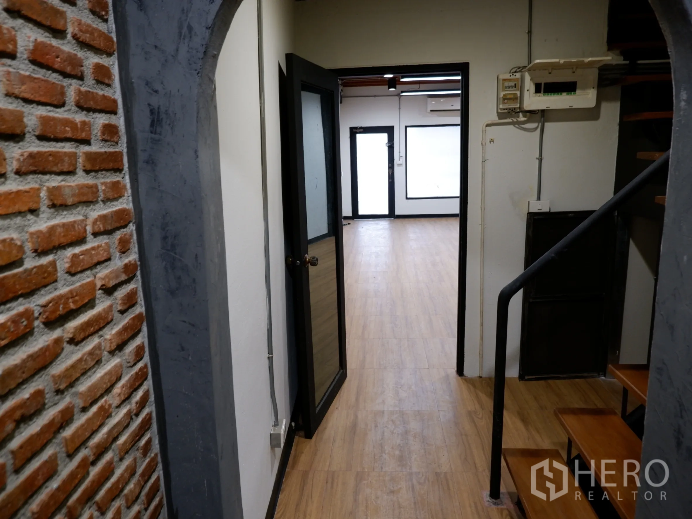 สำนักงานที่บ้าน ขายในBang Rak, Bangkok - ทางเดินสไตล์อินดัสเทรียล ผนังอิฐโชว์แนว บันไดเหล็ก และพื้นลามิเนต