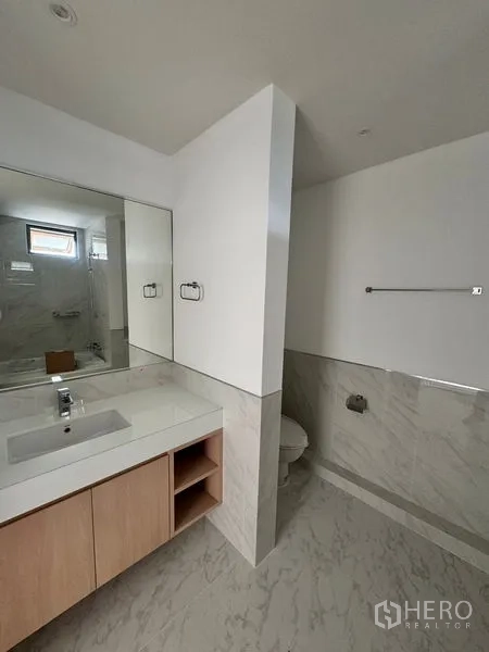 อพาร์ทเมนท์ ให้เช่าในKhlong Toei, Bangkok - ห้องน้ำเคาน์เตอร์ยาว โซนส้วมแยก กระเบื้องลายหินอ่อนทั้งผนังและพื้น