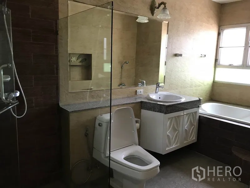 บ้าน ให้เช่าในKhlong Toei, Bangkok - ห้องน้ำสว่างพร้อมตู้กระจกอาบน้ำ อ่างอาบน้ำ เคาน์เตอร์อ่างล้างหน้าและกระจกบานใหญ่