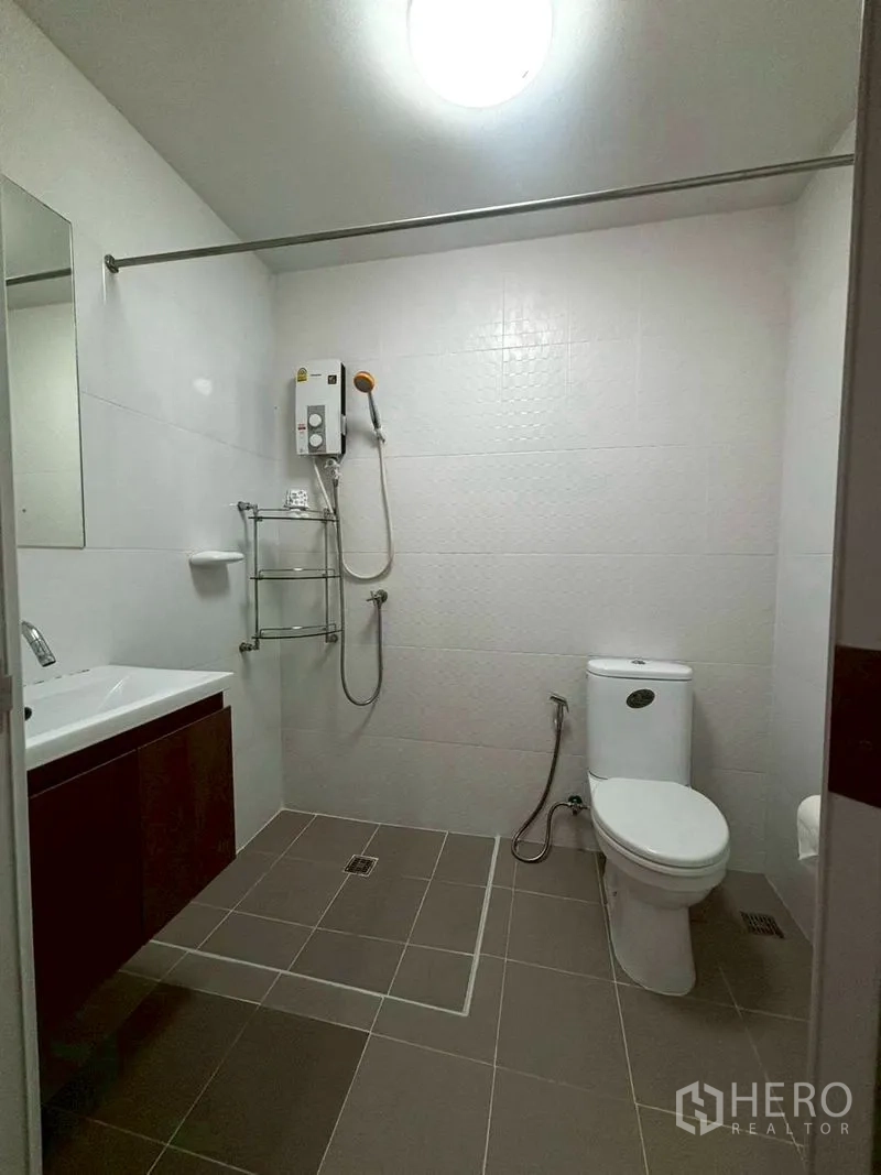 ทาวน์เฮาส์ for rent in Suan Luang, Bangkok - ห้องน้ำกว้างพร้อมเครื่องทำน้ำอุ่นฝักบัว โถสุขภัณฑ์ และอ่างล้างหน้า