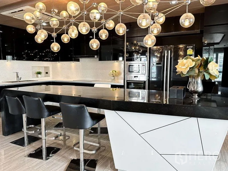 คอนโด ให้เช่าหรือขายในKhlong Toei, Bangkok - ไอแลนด์ครัวพร้อมสตูลบาร์ ใต้โคมไฟทรงลูกโลกประติมากรรม