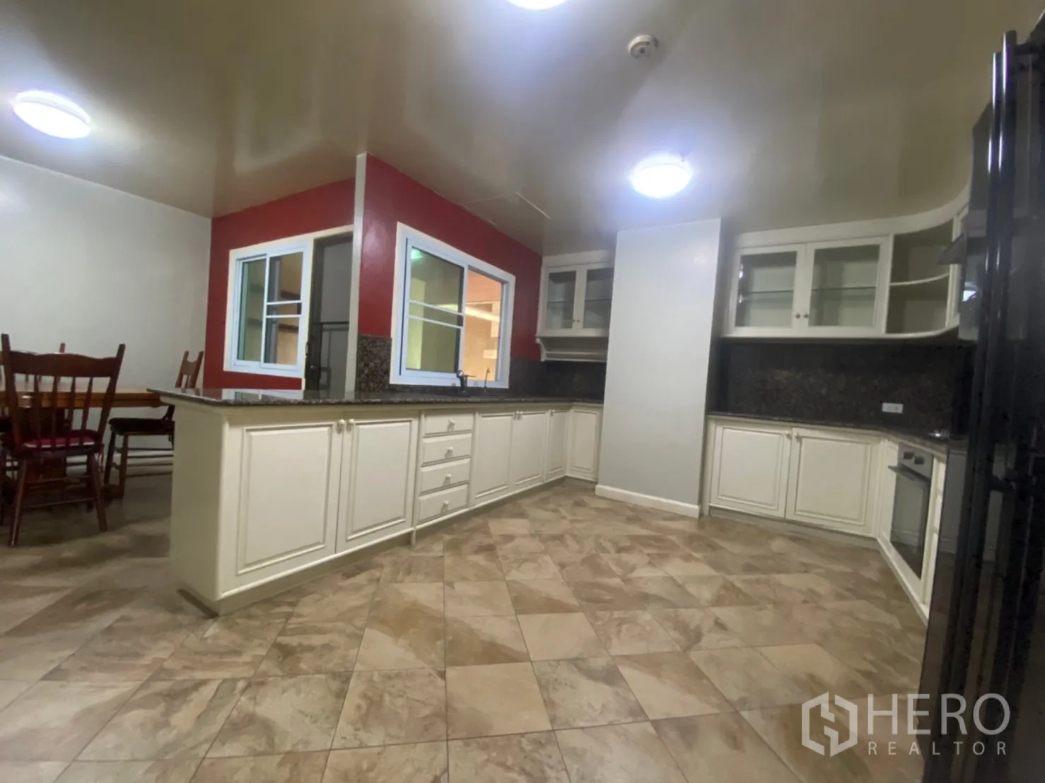 คอนโด ให้เช่าหรือขายในWatthana, Bangkok - ครัวแยกบิวท์อิน ตู้สีขาว ท็อปหินแกรนิต เตาอบ และผนังโทนแดง