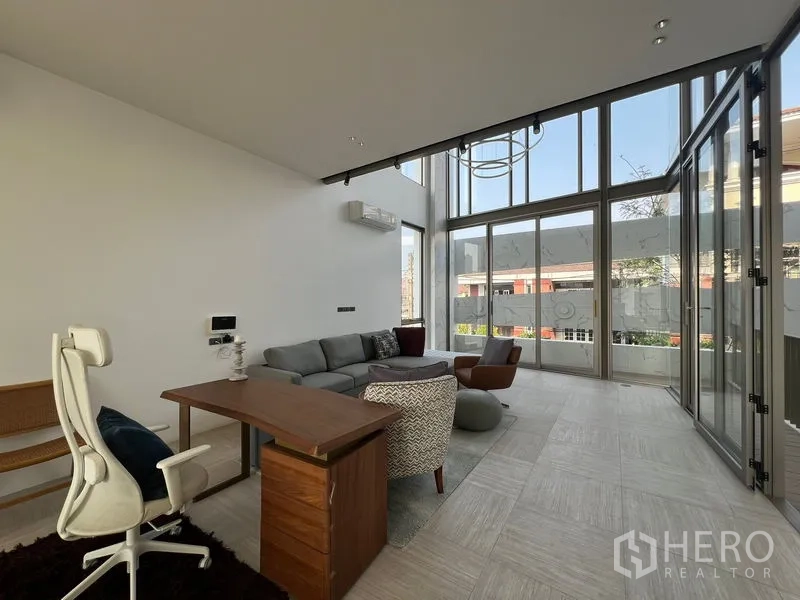 สำนักงานที่บ้าน ให้เช่าหรือขายในChatuchak, Bangkok - เลานจ์ทำงานที่บ้าน มีโต๊ะทำงาน โซฟา และกระจกเต็มความสูง