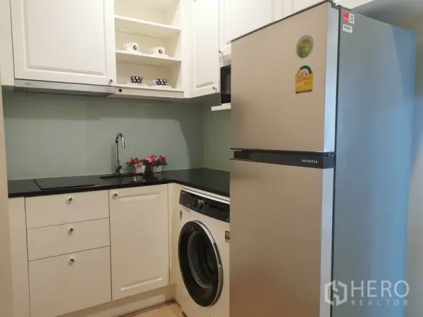 คอนโด ให้เช่าในWatthana, Bangkok - ครัวขนาดกะทัดรัด ตู้สีขาว ท็อปสีดำ ซิงก์ ตู้เย็น และเครื่องซักผ้า