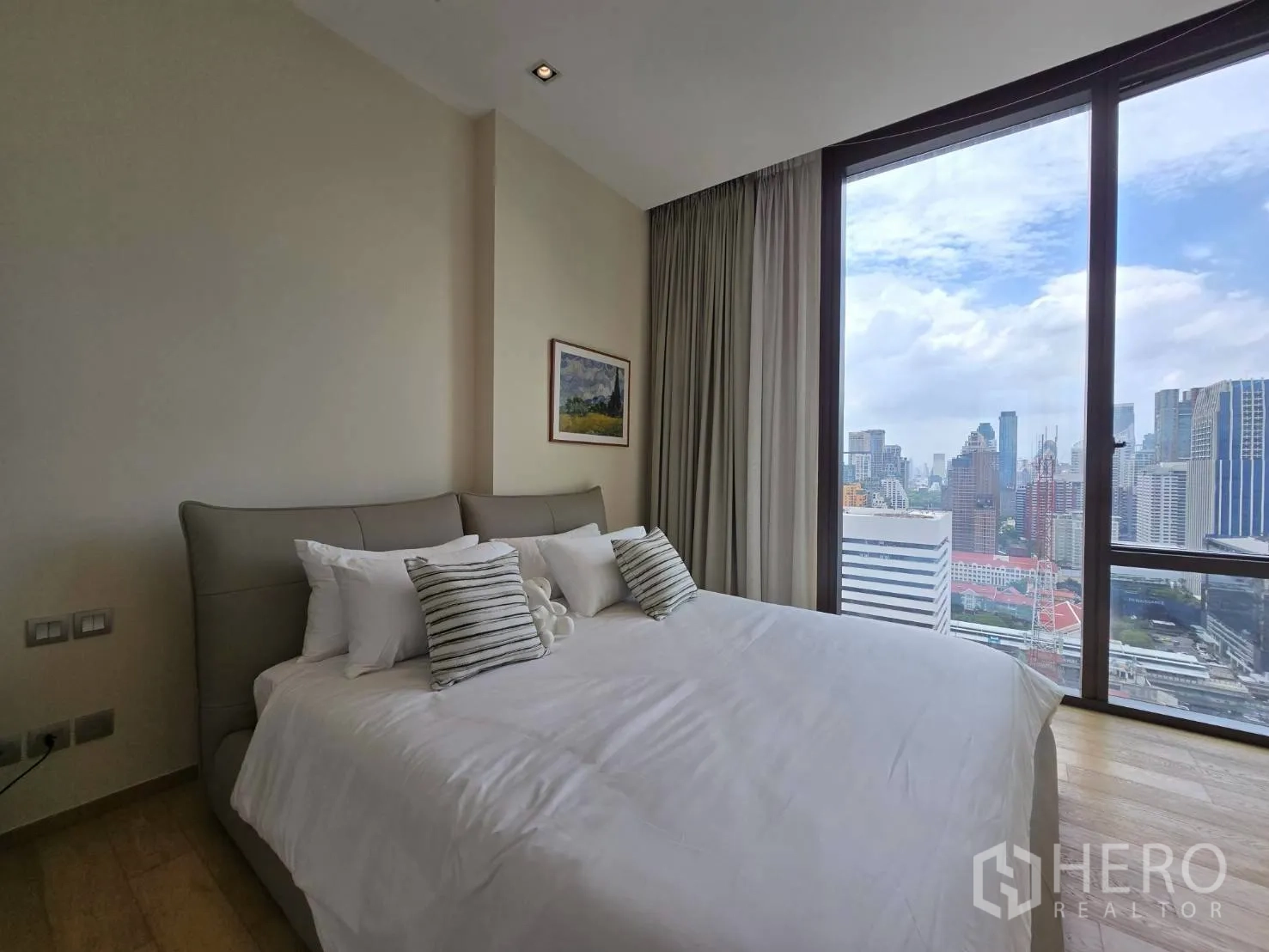 คอนโด for rent in Pathum Wan, Bangkok - ห้องนอนพร้อมผ้าปูขาว หน้าต่างกระจกสูงเต็มผนังและวิวเมืองกว้างไกล