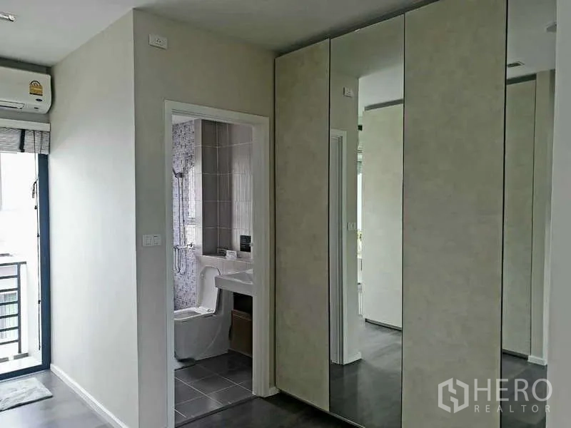 สำนักงานที่บ้าน ให้เช่าในBang Phli, Samut Prakan - โถงทางเดินพร้อมตู้เสื้อผ้าบานกระจกเงา เชื่อมเข้าสู่ห้องน้ำสไตล์โมเดิร์น