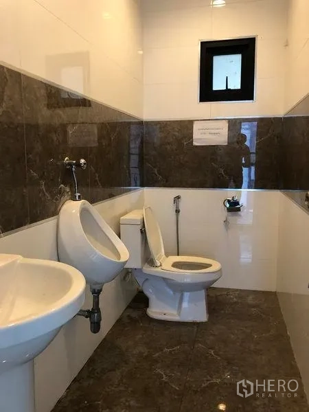 โรงงาน ให้เช่าหรือขายในSamut Prakan - ห้องน้ำสะอาด มีโถสุขภัณฑ์ โถปัสสาวะ อ่างล้างมือ และผนังกระเบื้อง