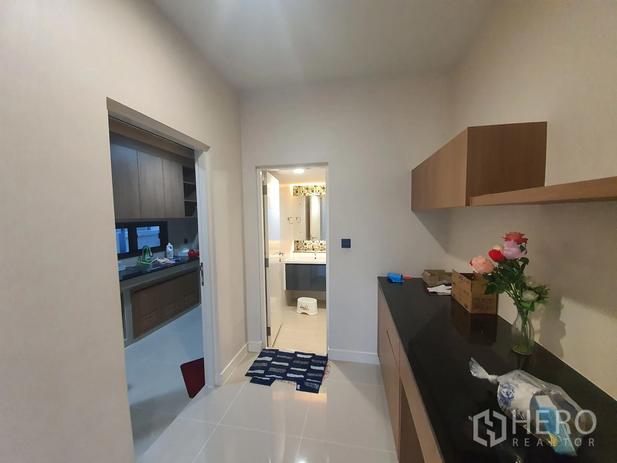 บ้าน ให้เช่าในBang Kapi, Bangkok - โซนแพนทรีเชื่อมต่อครัวปิดและห้องน้ำ