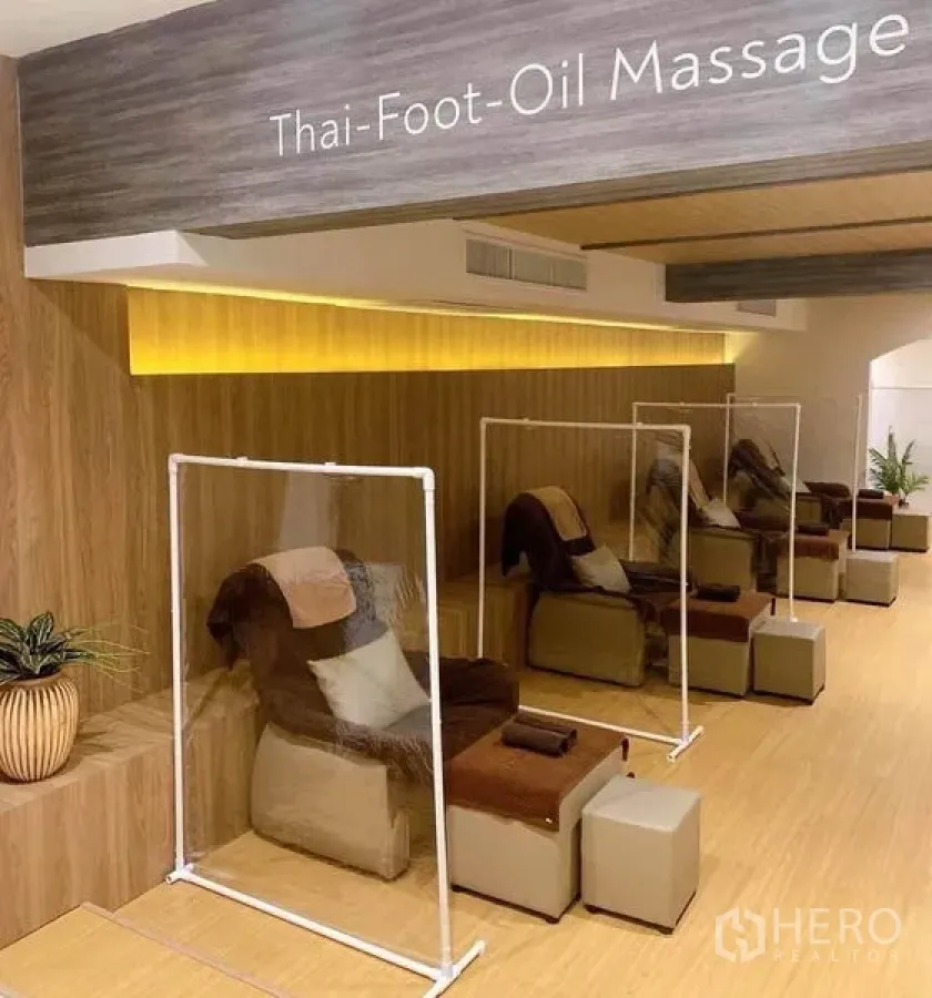 อาคารพาณิชย์ ให้เช่าในKhlong Toei, Bangkok - โซนนวดเท้าแบบรีไคลเนอร์ พร้อมฉากกั้นใสและโทนไม้อบอุ่น