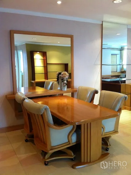 คอนโด ให้เช่าในWatthana, Bangkok - มุมรับประทานอาหารโต๊ะไม้ 4 ที่นั่ง กระจกบานใหญ่และชั้นวาง ของตกแต่งโทนอุ่นในคอนโดเขตวัฒนา