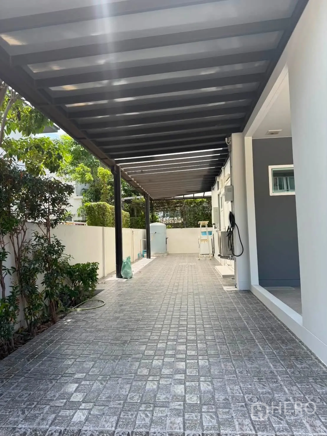Detached House for rent in Bang Phli, Samut Prakan - Covered carport and tiled driveway along the side of the home.
