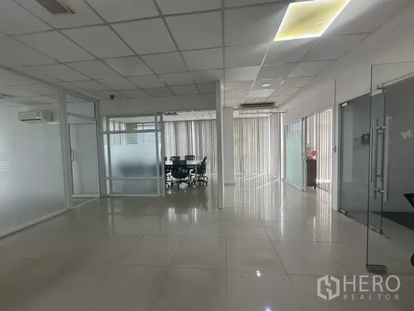Office Space for rent in Huai Khwang, Bangkok - Bright area with frosted glass meeting room, sliding doors, vertical blinds and split air-conditioning.