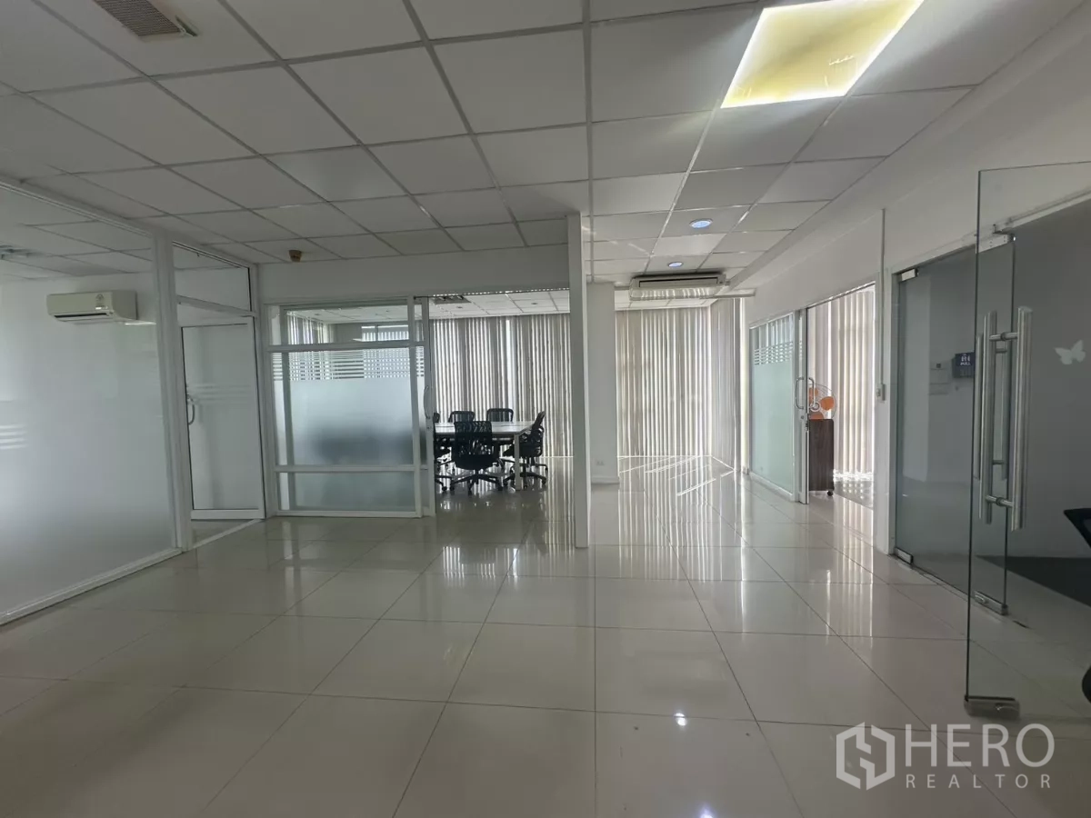 Office Space for rent in Huai Khwang, Bangkok - Bright area with frosted glass meeting room, sliding doors, vertical blinds and split air-conditioning.