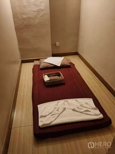 店屋 出租或出售在Watthana, Bangkok - 小型私密房，地铺泰式床垫。