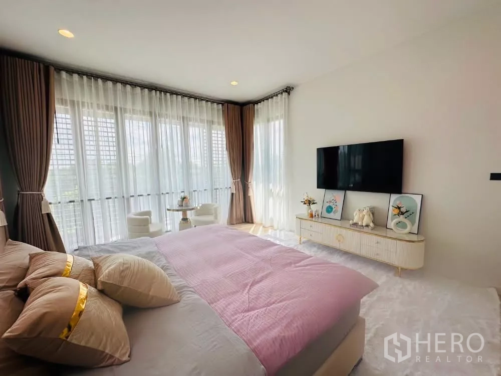 บ้าน ให้เช่าหรือขายในBang Kapi, Bangkok - ผนังทีวีในห้องนอนมาสเตอร์ พร้อมตู้ล่างยาว