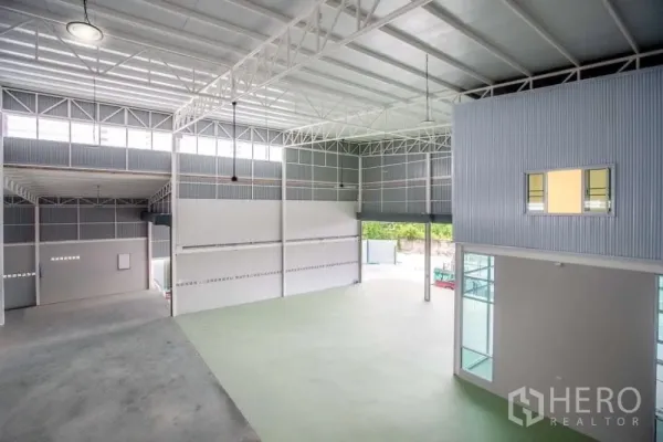 คลังสินค้า ให้เช่าในLat Krabang, Bangkok - ภายในโกดังเพดานสูง โครงทรัสเหล็ก ช่องเปิดขนาดใหญ่ และห้องสำนักงานชั้นลอย