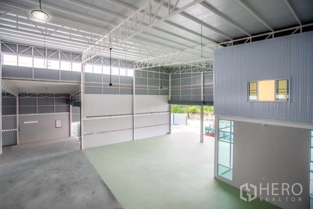 คลังสินค้า ให้เช่าในLat Krabang, Bangkok - ภายในโกดังเพดานสูง โครงทรัสเหล็ก ช่องเปิดขนาดใหญ่ และห้องสำนักงานชั้นลอย