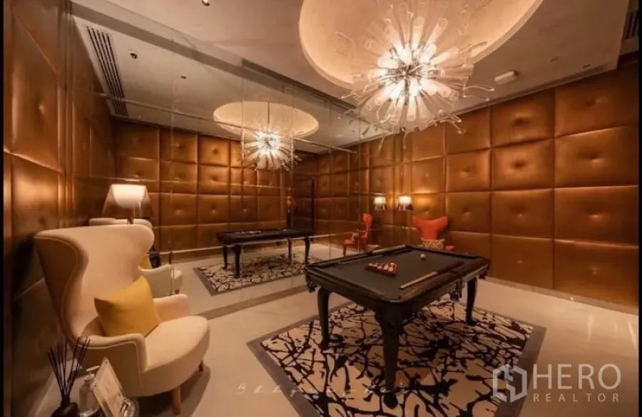 公寓 出租或出售在Watthana, Bangkok - 豪华桌球室，皮质软包墙、镜面墙与水晶吊灯。