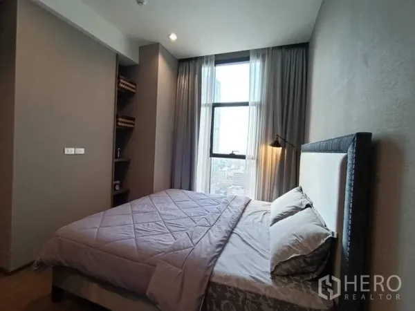 公寓 出租或出售在Bang Rak, Bangkok - 卧室配双人床与落地窗帘，享城市景观。