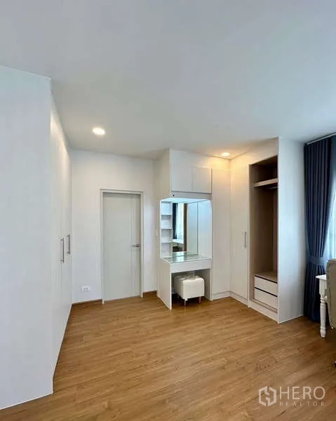 บ้าน ให้เช่าในBang Phli, Samut Prakan - มุมแต่งตัวพร้อมตู้เสื้อผ้าบิลท์อิน โต๊ะแป้งและสตูล