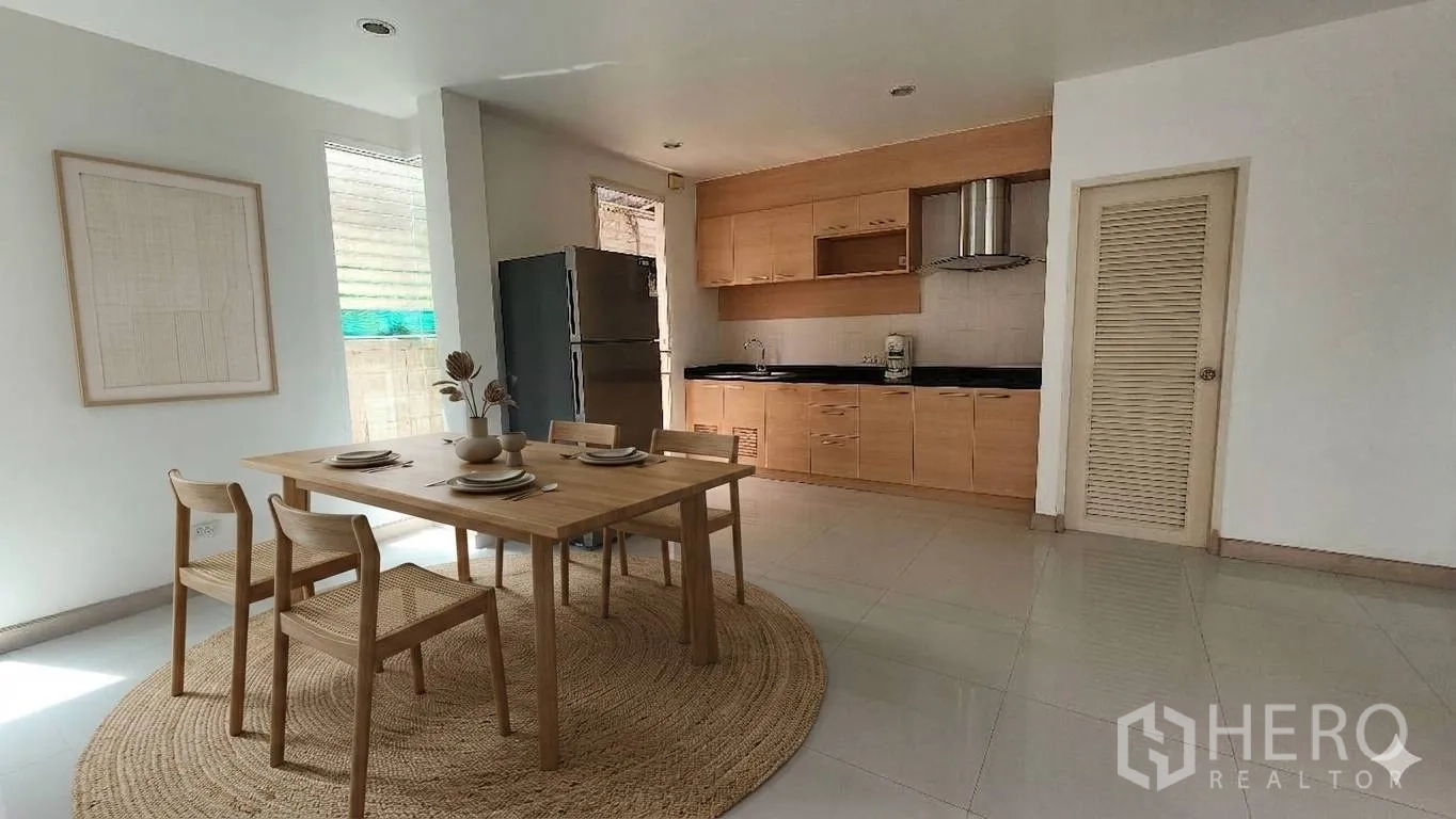 บ้านเดี่ยว for rent in Watthana, Bangkok - พื้นที่รับประทานอาหารติดครัวบิลท์อินและตู้เย็น