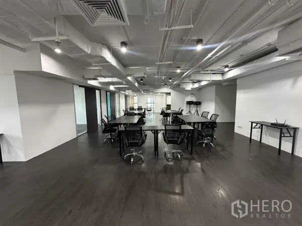 办公空间 出租在Watthana, Bangkok - 纵深工作区，成排工位与玻璃隔间，顶灯明亮。