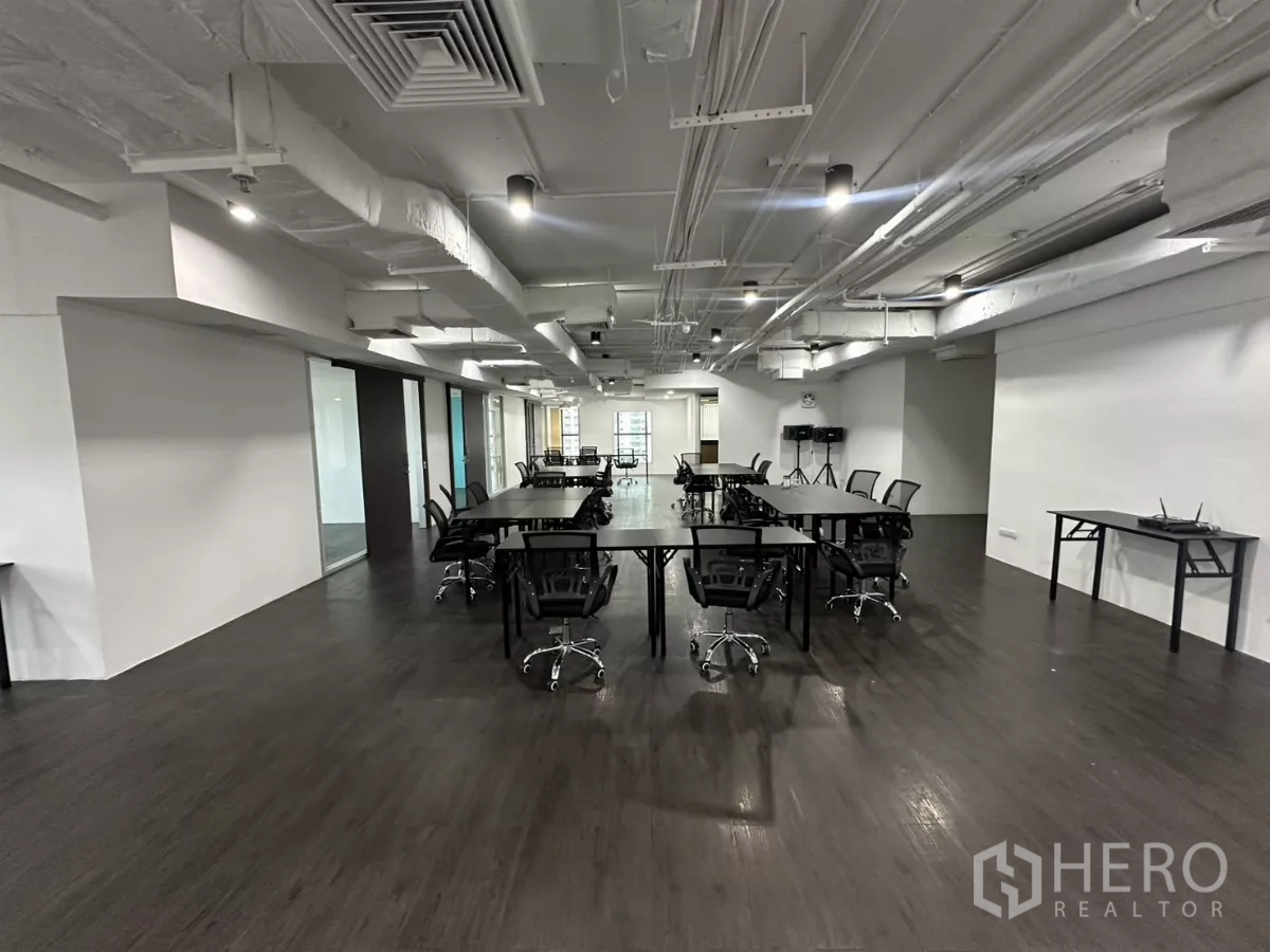 办公空间 出租在Watthana, Bangkok - 纵深工作区，成排工位与玻璃隔间，顶灯明亮。