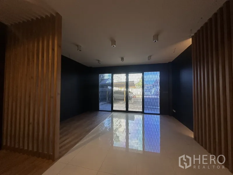 สำนักงานที่บ้าน ให้เช่าในPhra Khanong, Bangkok - พื้นที่หน้าบ้านมีประตูกระจกบานใหญ่พร้อมเหล็กดัด แสงธรรมชาติส่องถึง