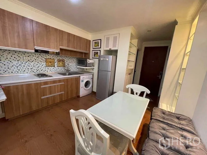 คอนโด ให้เช่า - ครัวเต็มรูปแบบ ตู้ไม้ แผงกันเปื้อนโมเสก ตู้เย็น และเครื่องซักผ้า