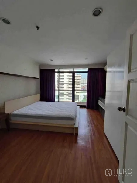 คอนโด ให้เช่าหรือขายในWatthana, Bangkok - ห้องนอนมีหน้าต่างบานใหญ่และระเบียงเห็นวิวเมือง พื้นไม้และเตียง