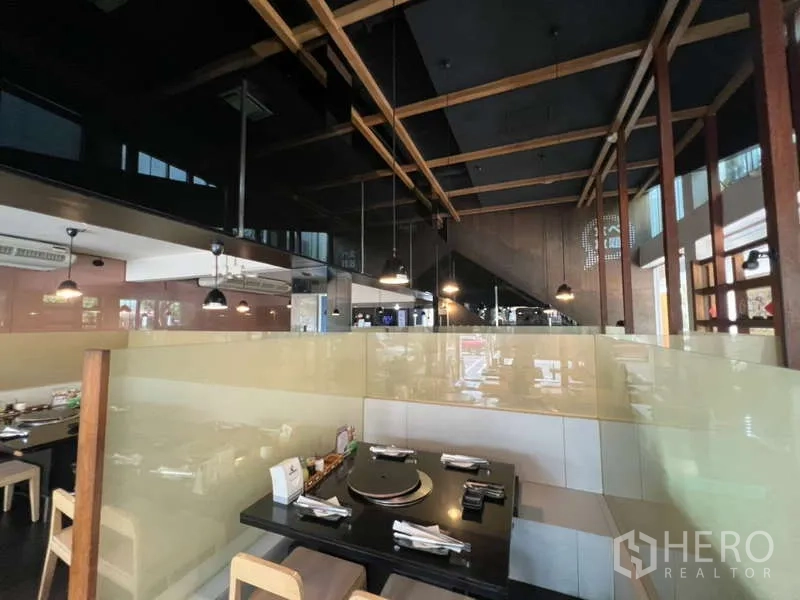 店屋 出租或出售在Khlong Toei, Bangkok - 餐厅用餐区，吊灯、卡座与摆放好的餐桌