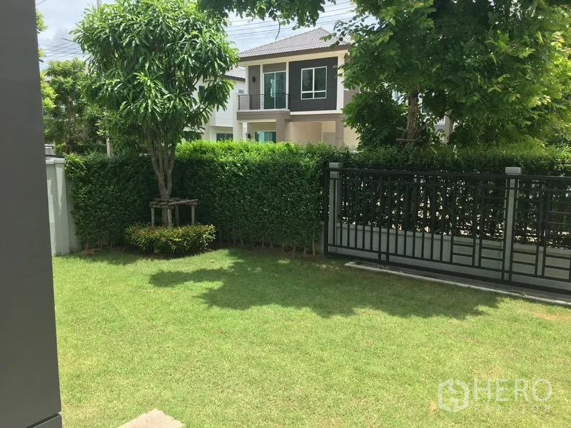 บ้าน ให้เช่าในKhlong Luang, Pathum Thani - สวนส่วนตัวร่มรื่น มีต้นไม้ใหญ่และแนวรั้วพุ่ม