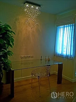 คอนโด ให้เช่าในPathum Wan, Bangkok - มุมทำงานเงียบสงบ โต๊ะกระจก เก้าอี้อะคริลิก หน้าต่างบลายด์ และโคมไฟโมเดิร์น