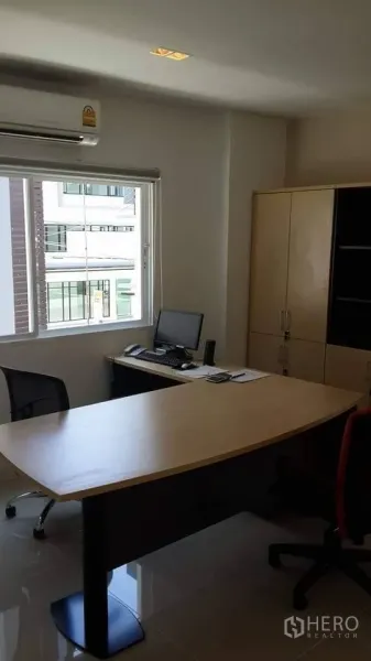 คอนโด ให้เช่าในPathum Wan, Bangkok - ห้องทำงานขนาดกะทัดรัด มีหน้าต่าง เครื่องปรับอากาศ โต๊ะไม้โค้ง และตู้เก็บของ