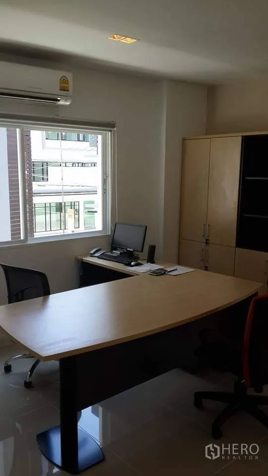 คอนโด ให้เช่าในPathum Wan, Bangkok - ห้องทำงานขนาดกะทัดรัด มีหน้าต่าง เครื่องปรับอากาศ โต๊ะไม้โค้ง และตู้เก็บของ